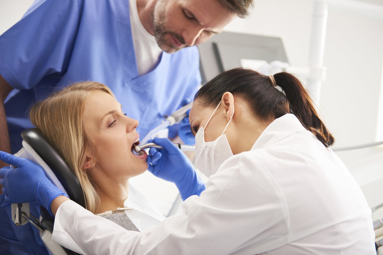 What’s the difference between a dentist and dental hygienist?